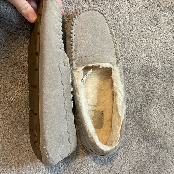 Gray Ugg slippers size women’s 8 - Picture 3 of 6